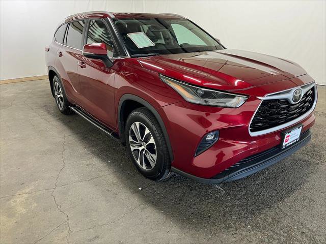 Certified 2024 Toyota Highlander XLE AWD/4WD image 1