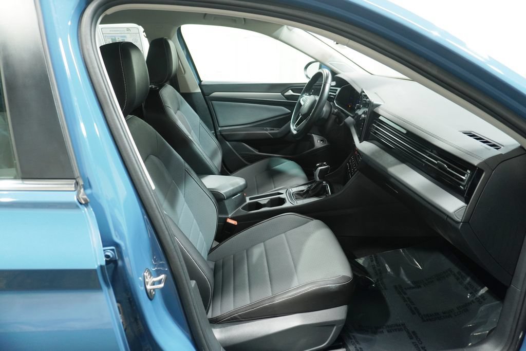 Used 2025 Volkswagen Jetta SE FWD image 9
