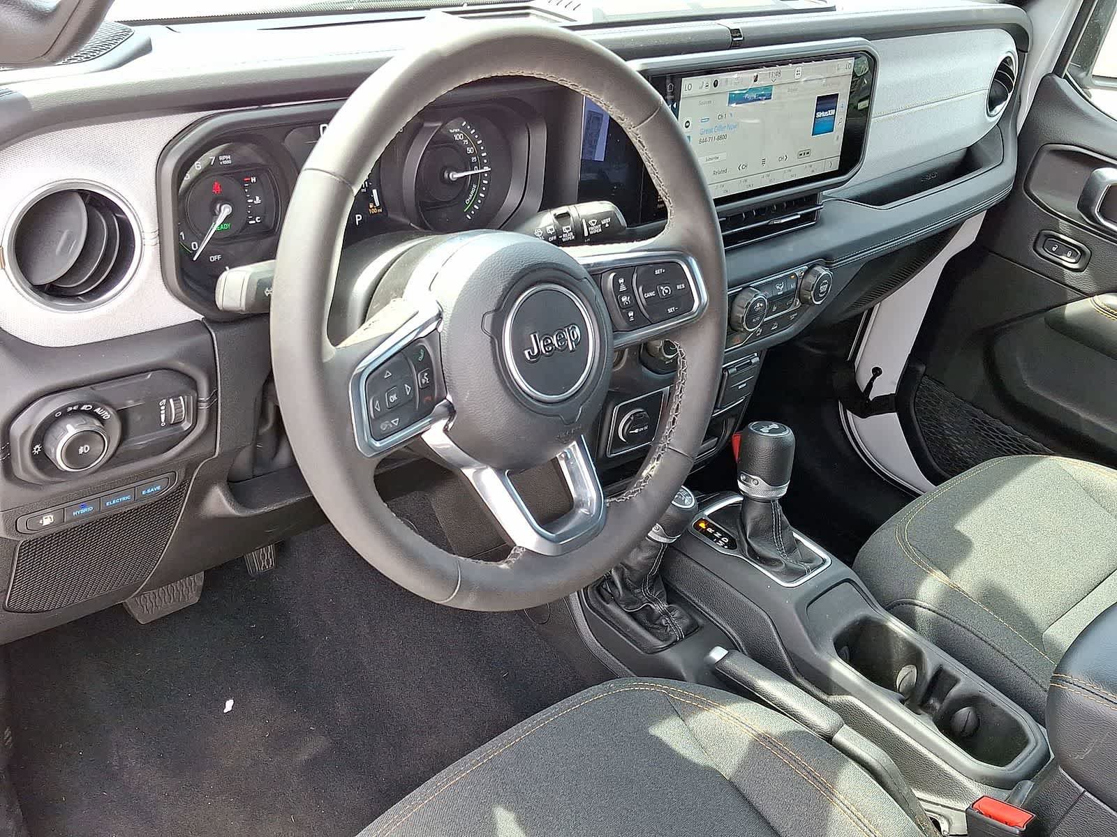 Used 2025 Jeep Wrangler Unlimited Sahara w/ Safety Group AWD/4WD image 16
