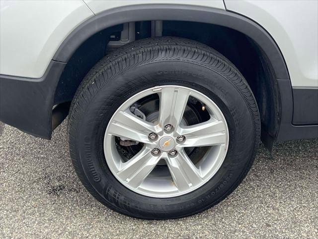 Used 2022 Chevrolet Trax LS w/ Tint and Cruise Package image 9
