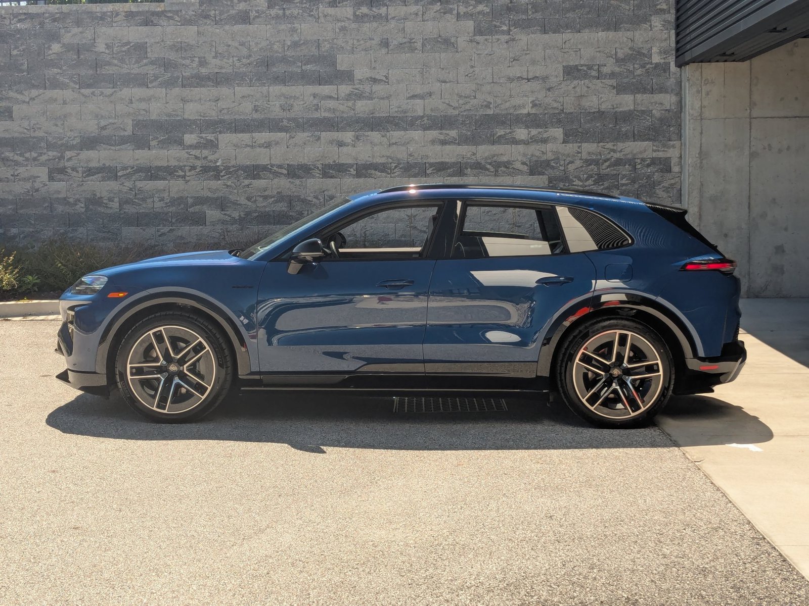 New 2026 Porsche Cayenne Turbo Electric AWD/4WD image 2