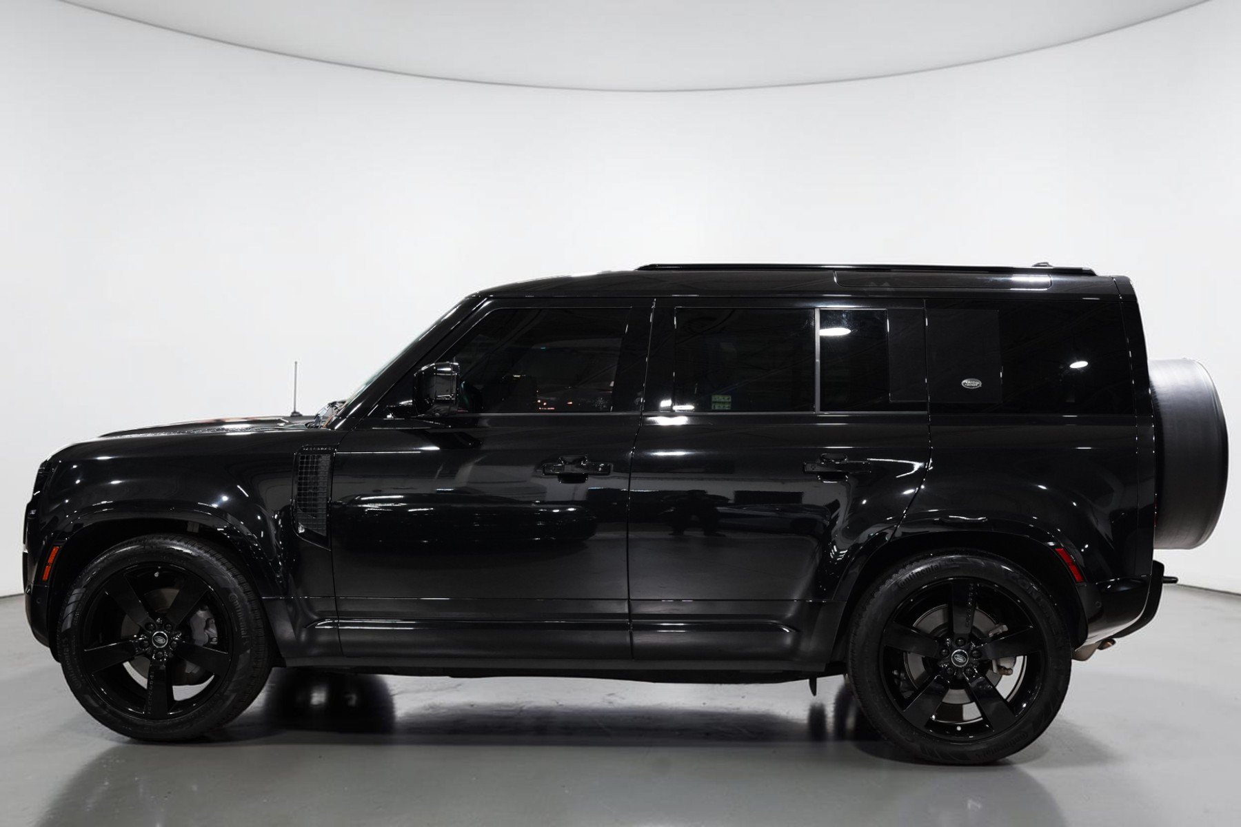 Used 2023 Land Rover Defender 110 X-Dynamic SE AWD/4WD image 13