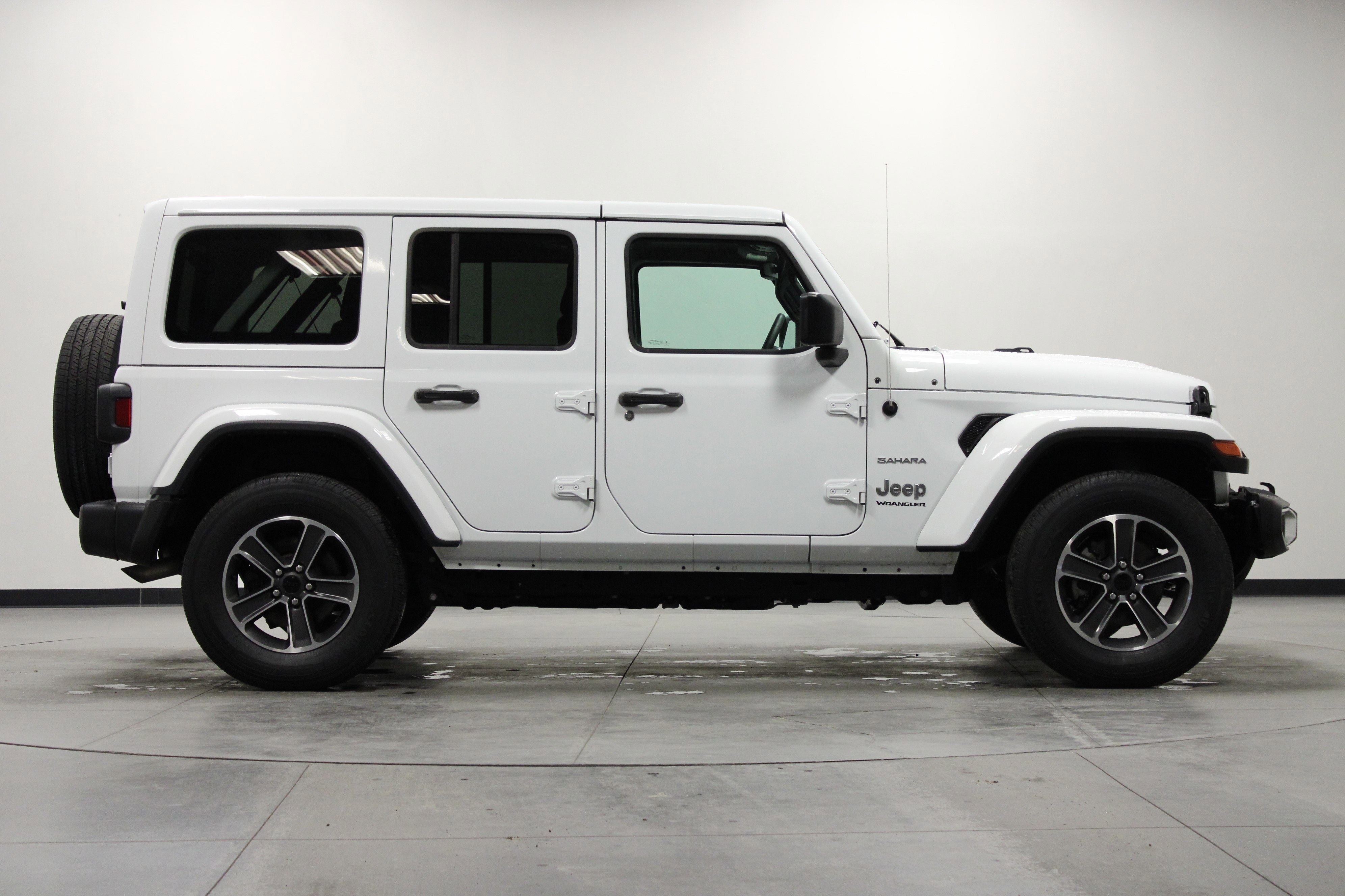 Used 2023 Jeep Wrangler Sahara AWD/4WD image 3