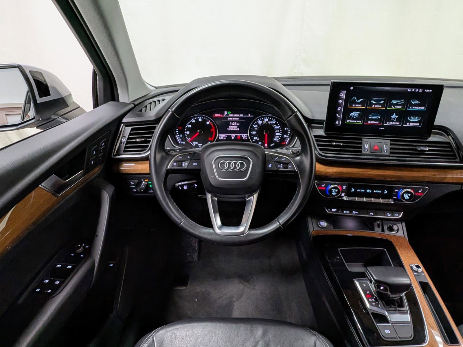 Used 2023 Audi Q5 2.0T Premium w/ Convenience Package image 2