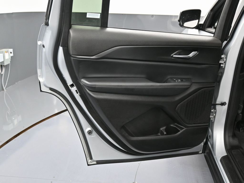 Used 2024 Jeep Grand Cherokee L Laredo image 40