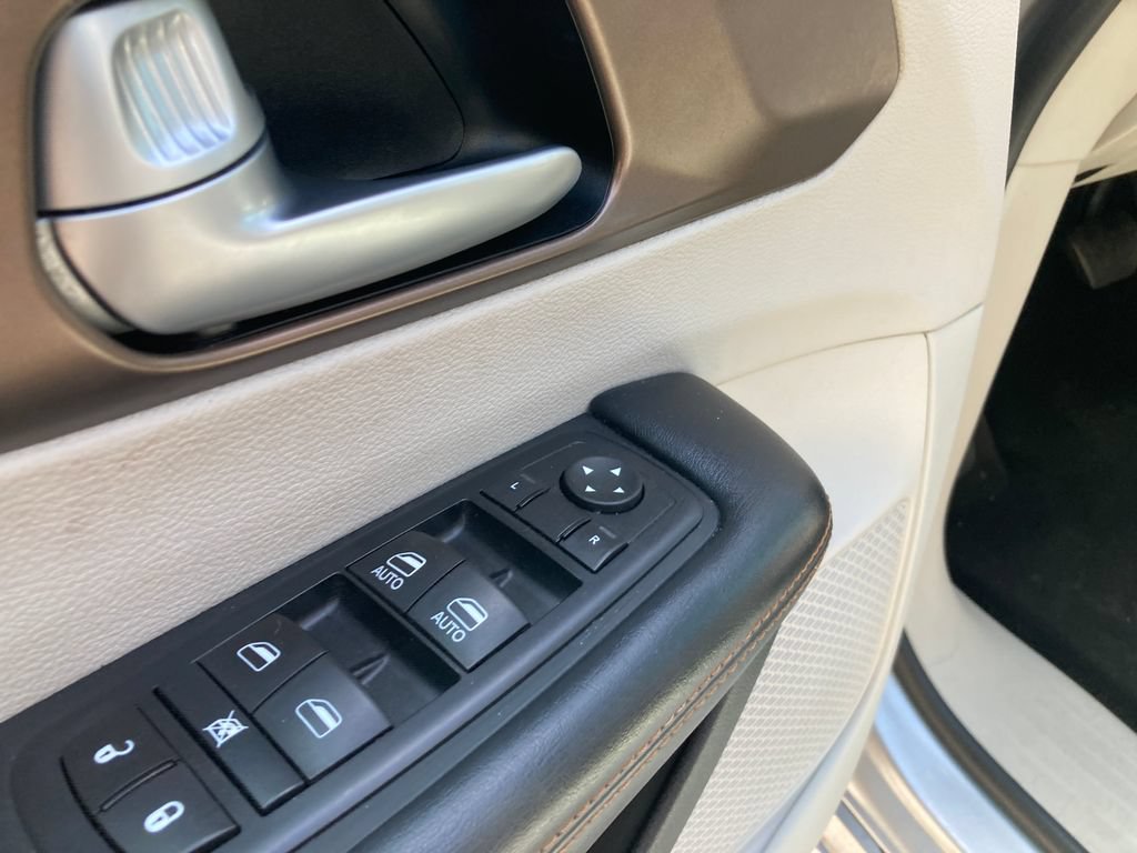 Used 2017 Chrysler Pacifica Touring FWD image 16