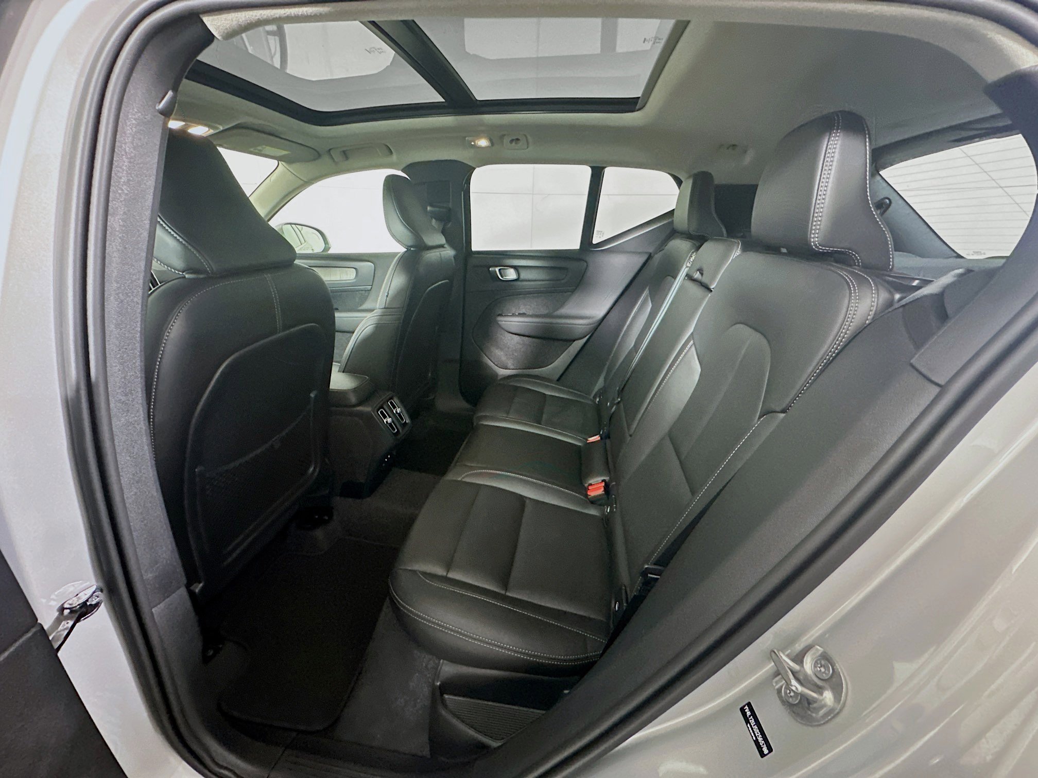 Used 2025 Volvo XC40 B5 Core image 28