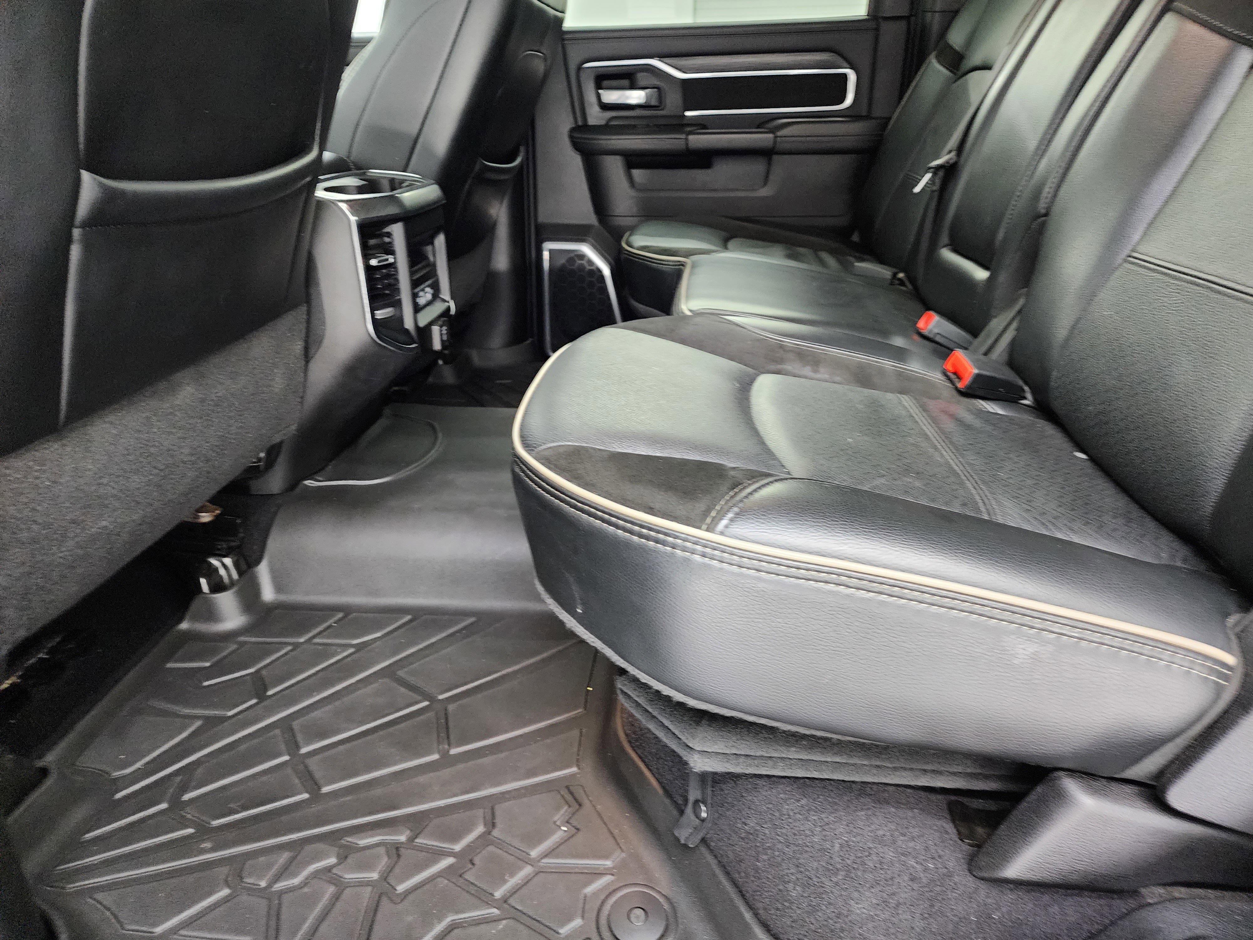 Used 2024 RAM 2500 Laramie w/ Sport Appearance Package image 9