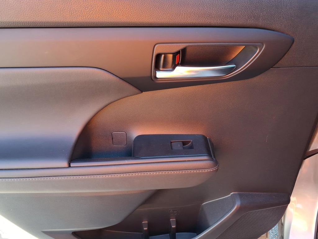 Used 2022 Toyota Highlander XSE image 17