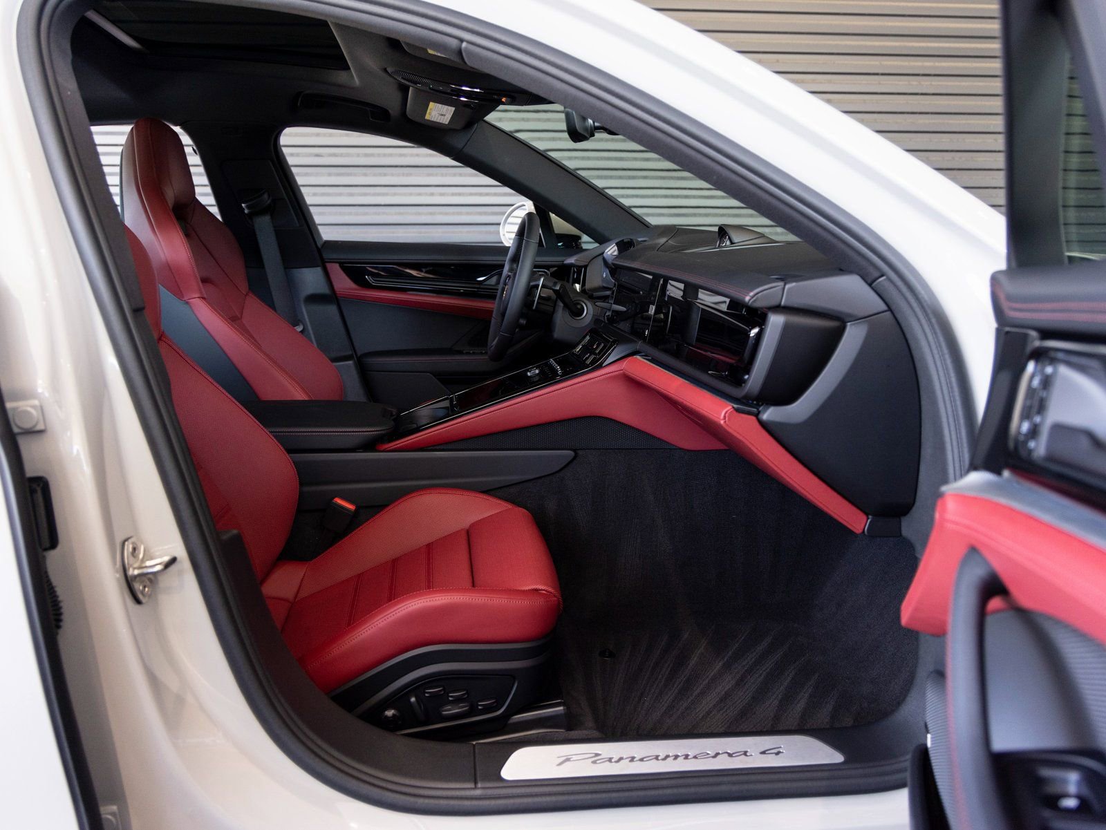 Used 2025 Porsche Panamera 4 image 33