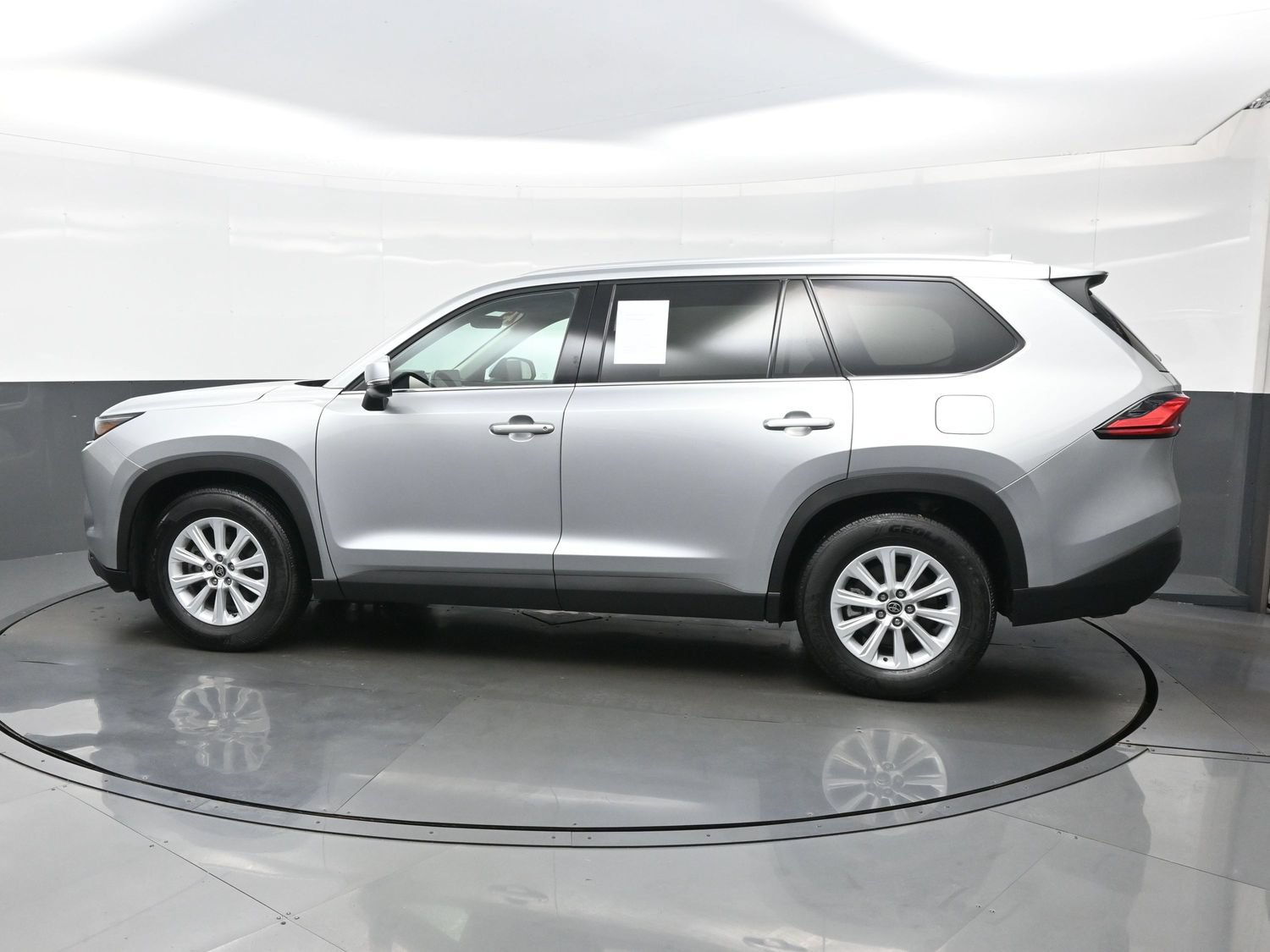 Used 2025 Toyota Grand Highlander FWD image 3