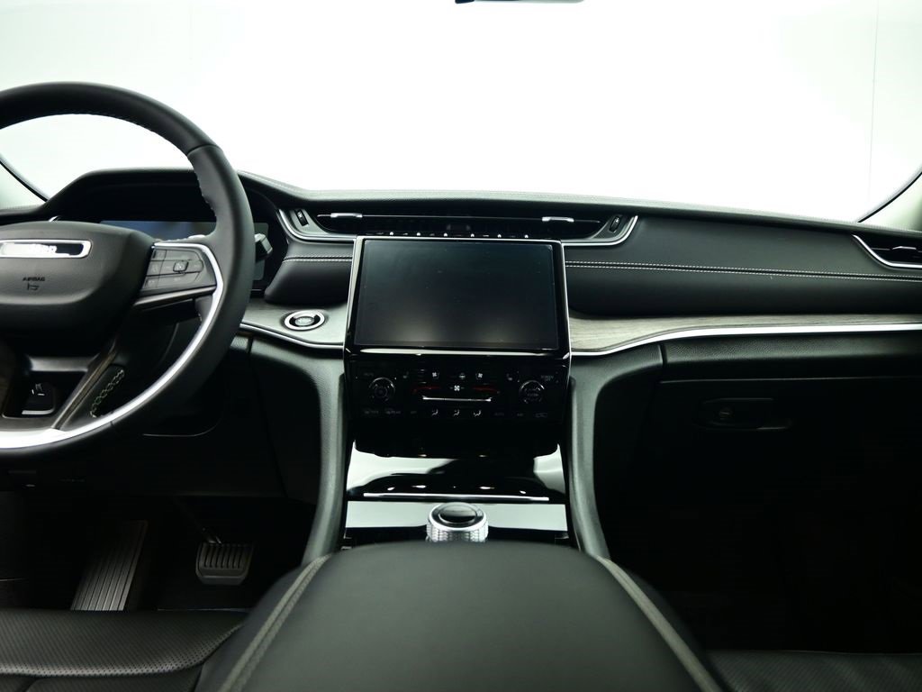 Used 2024 Jeep Grand Cherokee L Limited w/ Luxury Tech Group II image 11