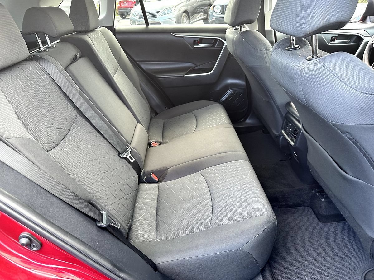 Used 2021 Toyota RAV4 XLE w/ Convenience Package FWD image 15