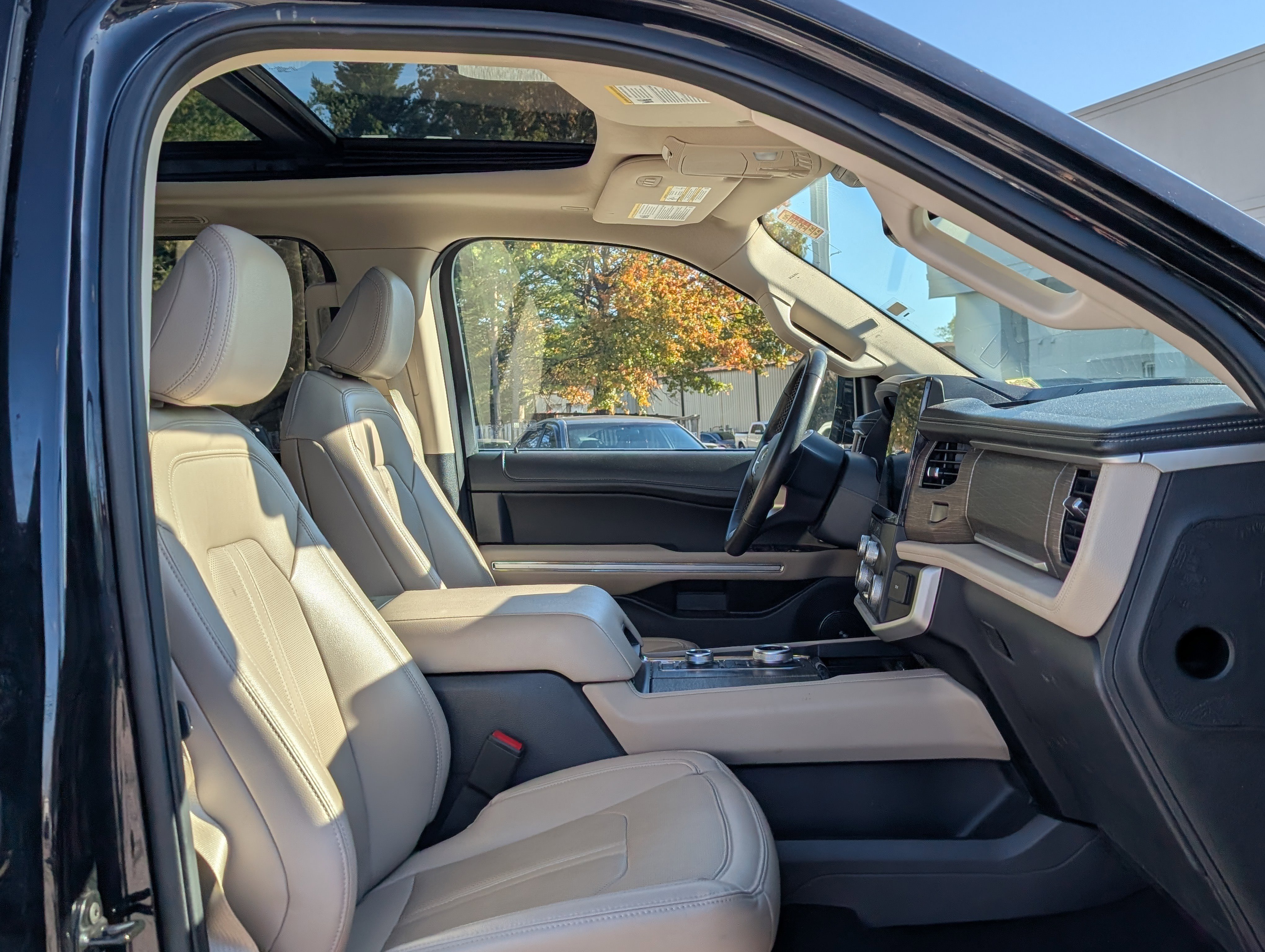 Used 2024 Ford Expedition Max Limited image 11