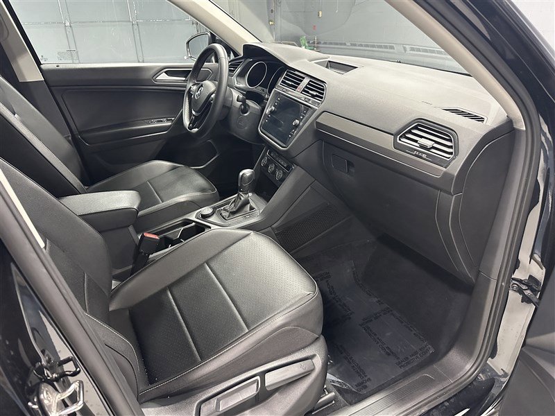 Used 2021 Volkswagen Tiguan SE w/ Panoramic Sunroof Package image 11