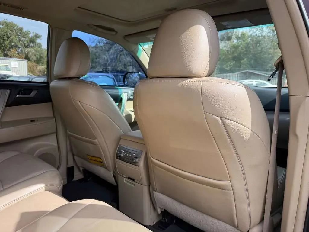Used 2012 Toyota Highlander SE w/ Tow Pkg image 18