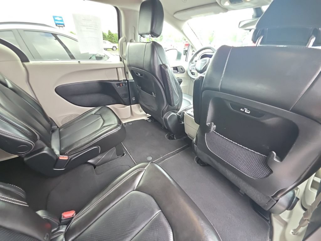 Used 2023 Chrysler Pacifica Touring-L FWD image 18