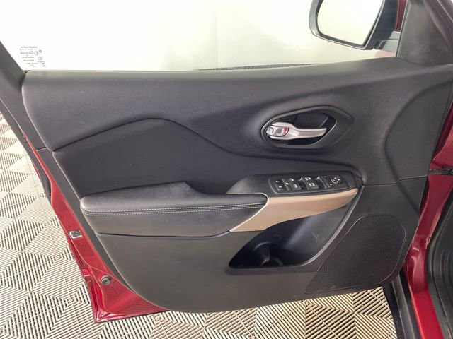 Used 2017 Jeep Cherokee Latitude w/ Comfort/Convenience Group image 16