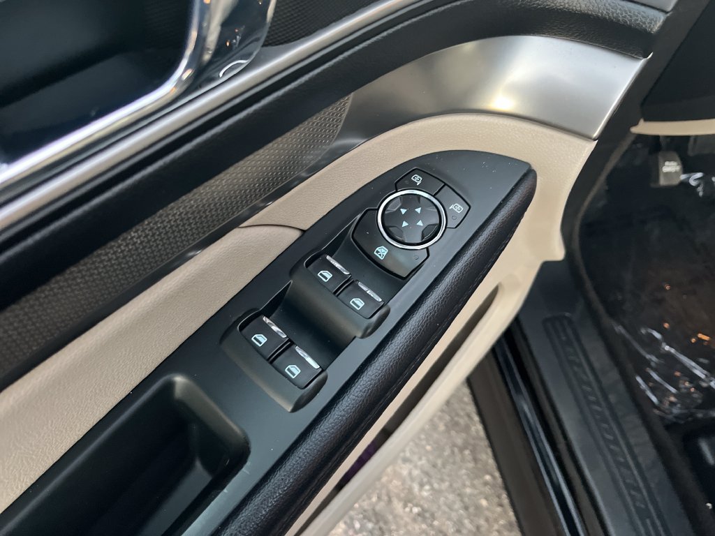 Used 2018 Ford Explorer XLT w/ Equipment Group 202A AWD/4WD image 20