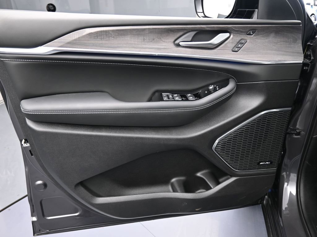 Used 2024 Jeep Grand Cherokee L Overland w/ Luxury Tech Group IV image 13