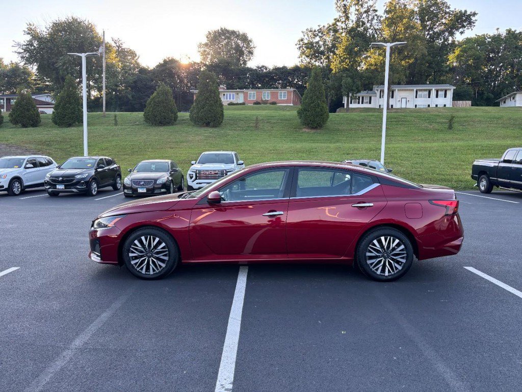 Used 2023 Nissan Altima 2.5 SV FWD image 6