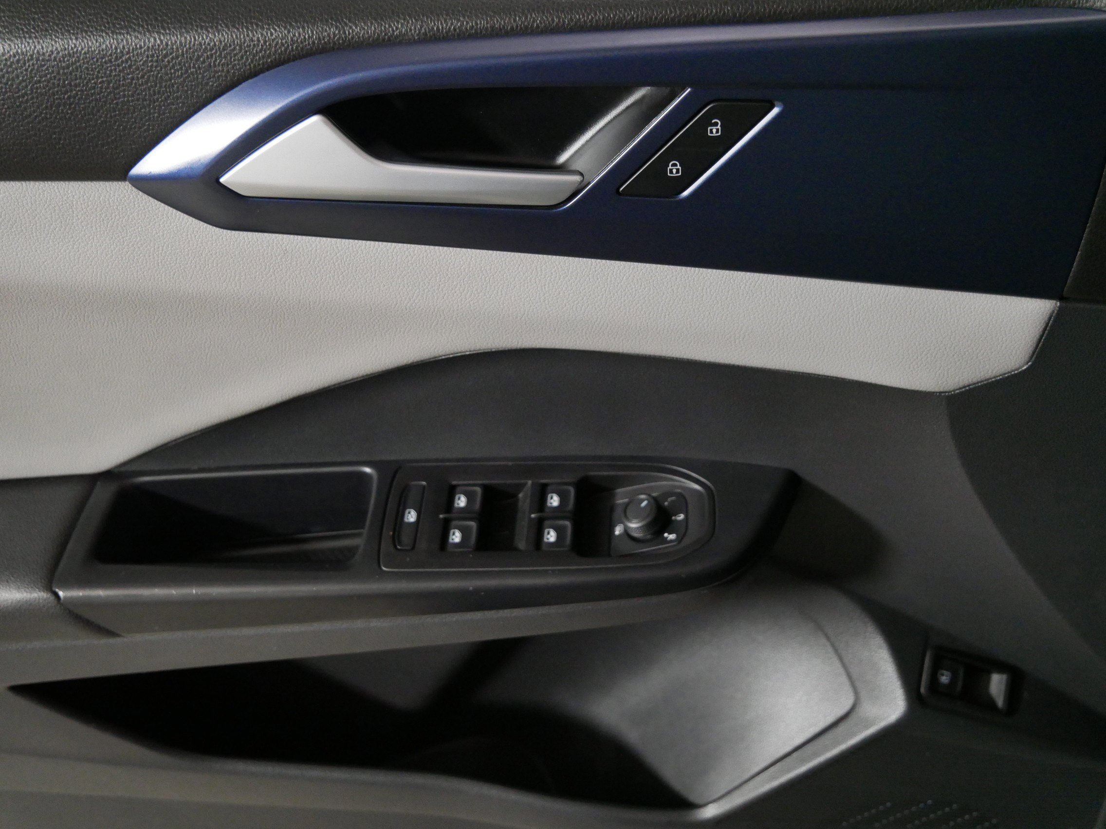 Certified 2023 Volkswagen Taos SE w/ Panoramic Sunroof Package image 19