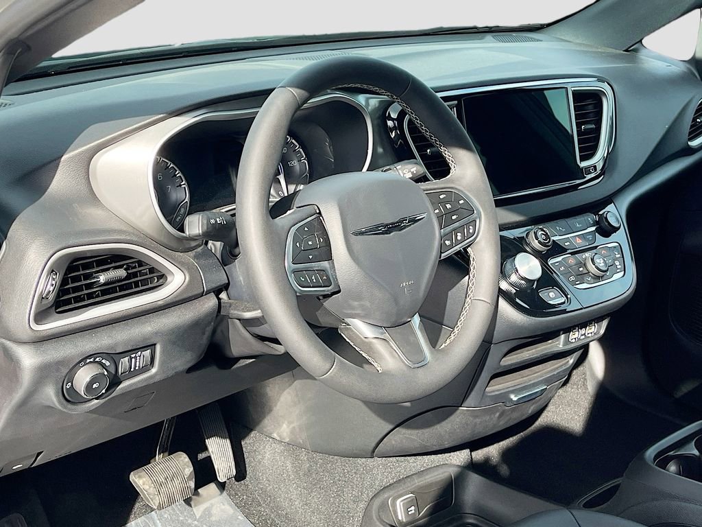 Used 2025 Chrysler Pacifica Select image 9
