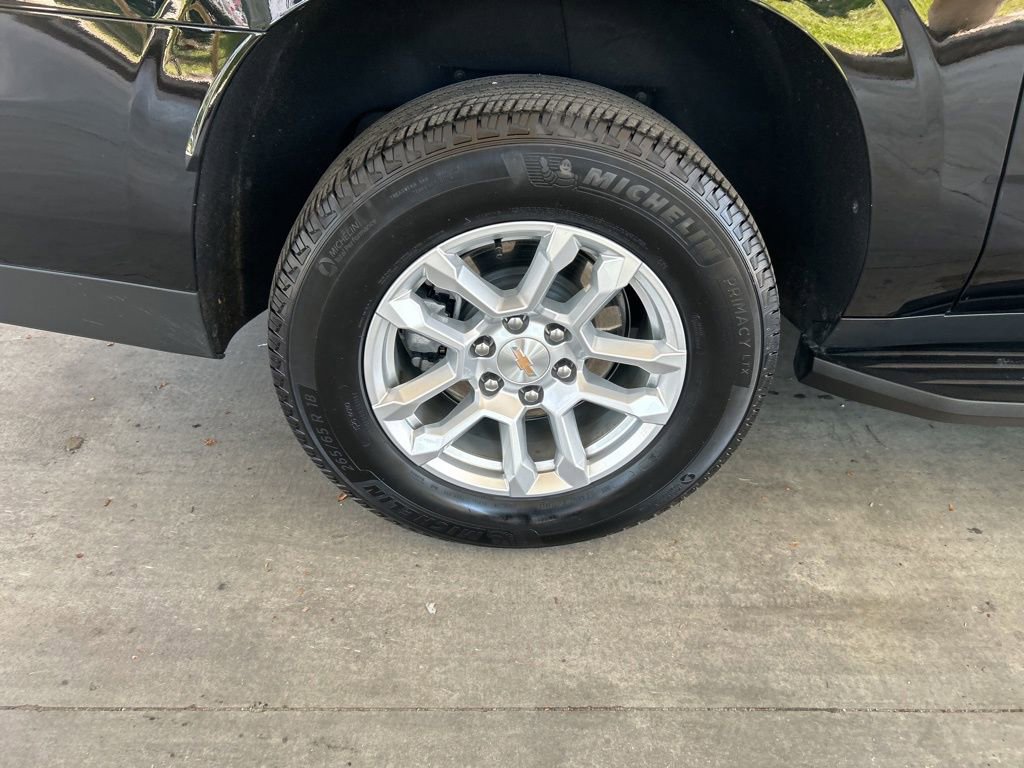 Used 2025 Chevrolet Suburban LS RWD image 18