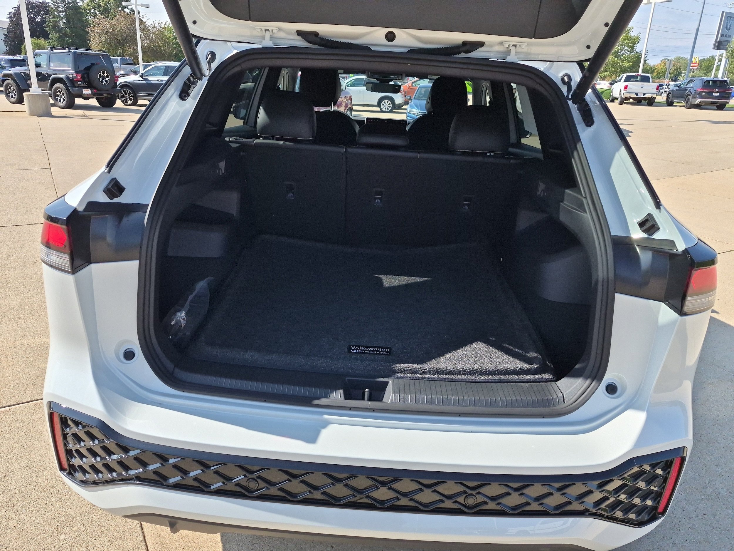 New 2026 Volkswagen Tiguan SE R-Line AWD/4WD image 6