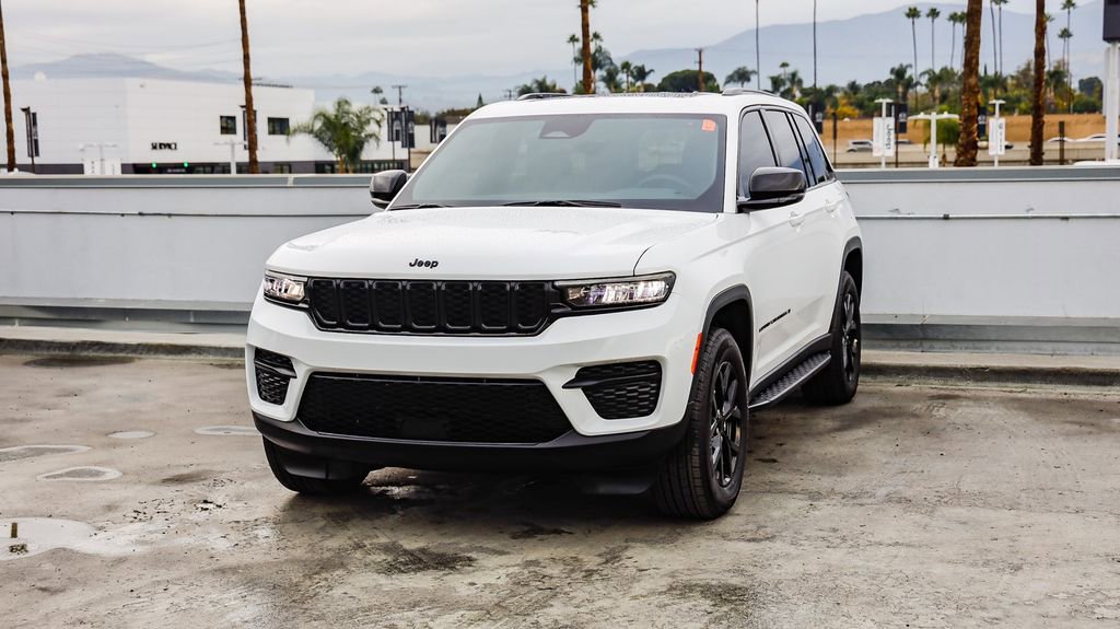 Certified 2025 Jeep Grand Cherokee Altitude image 4