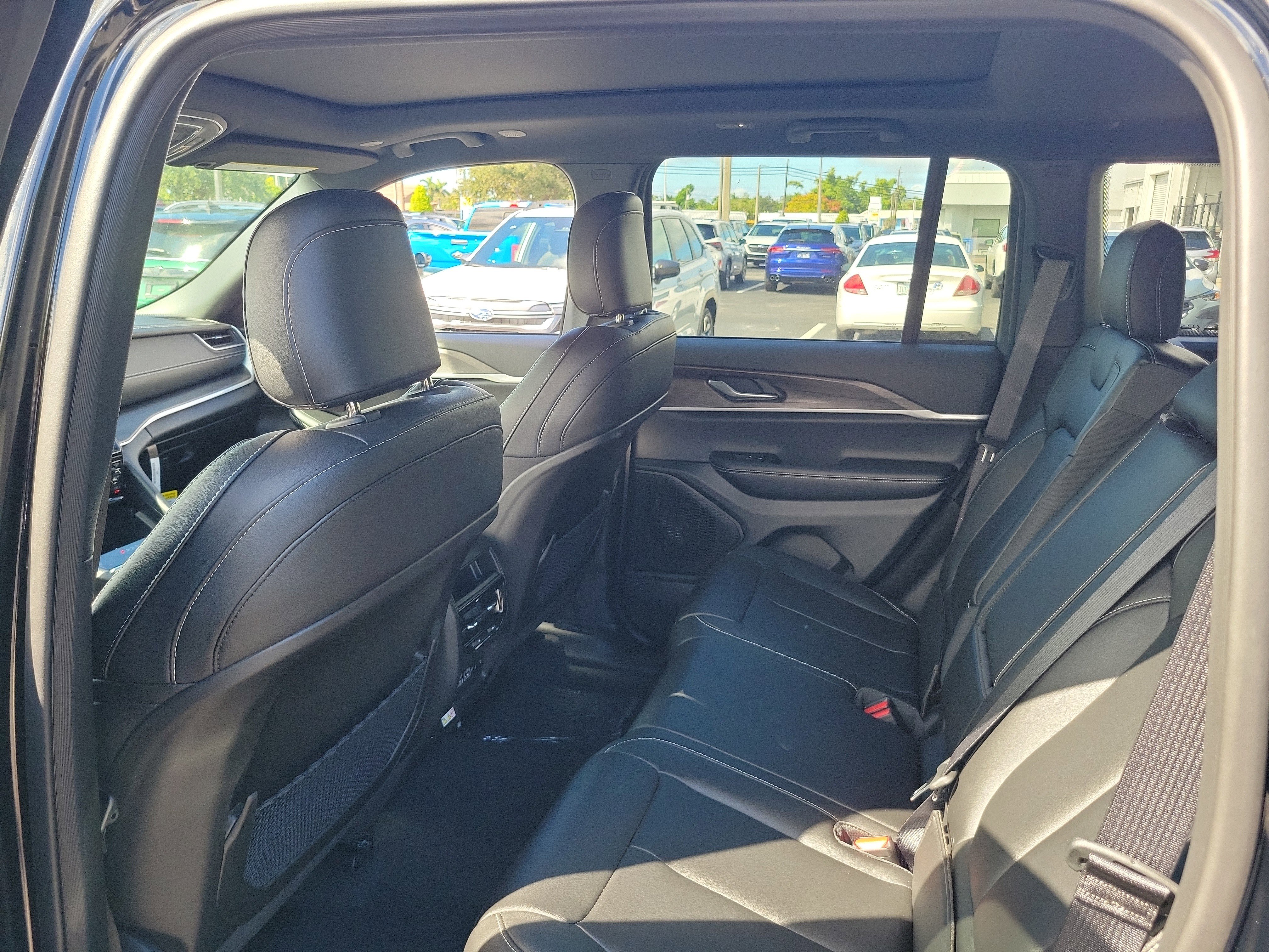 New 2025 Jeep Grand Cherokee Limited w/ Black Appearance Package image 6