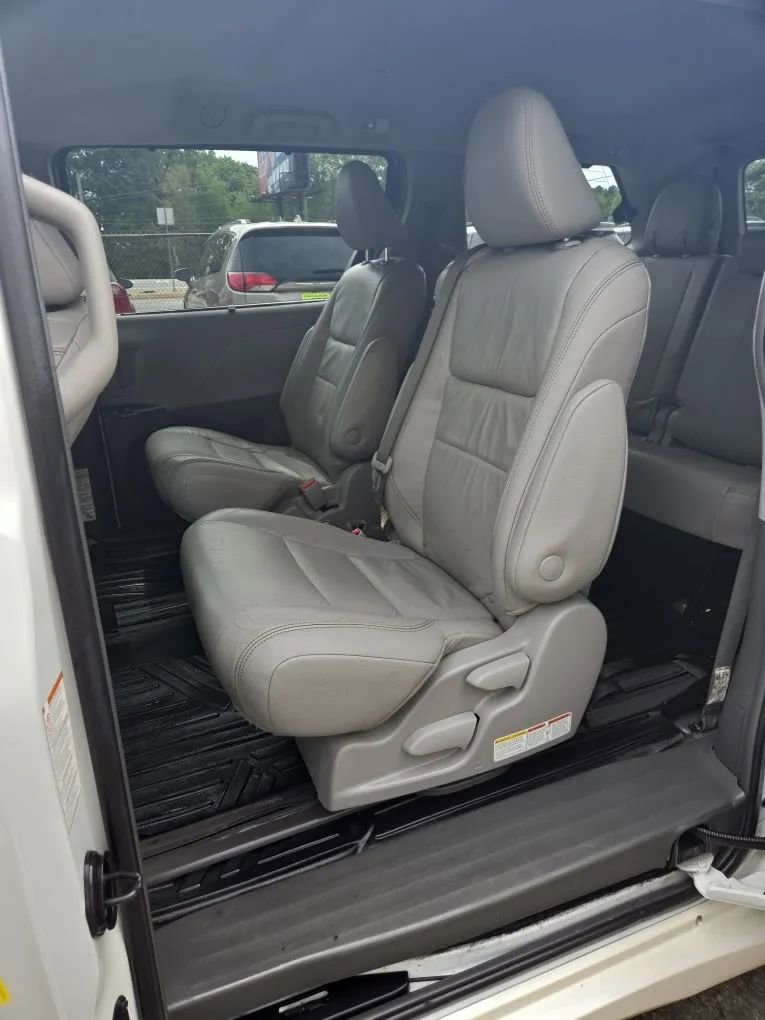 Used 2018 Toyota Sienna XLE w/ XLE Navigation Package image 10