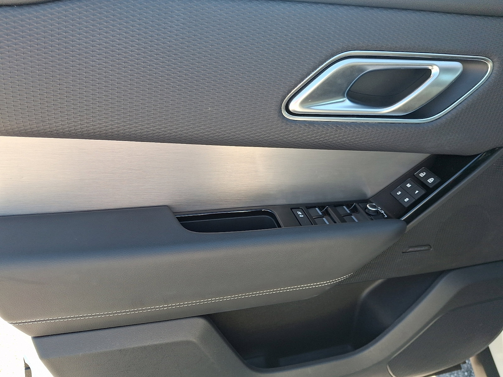 Used 2021 Land Rover Range Rover Velar R-Dynamic S image 12