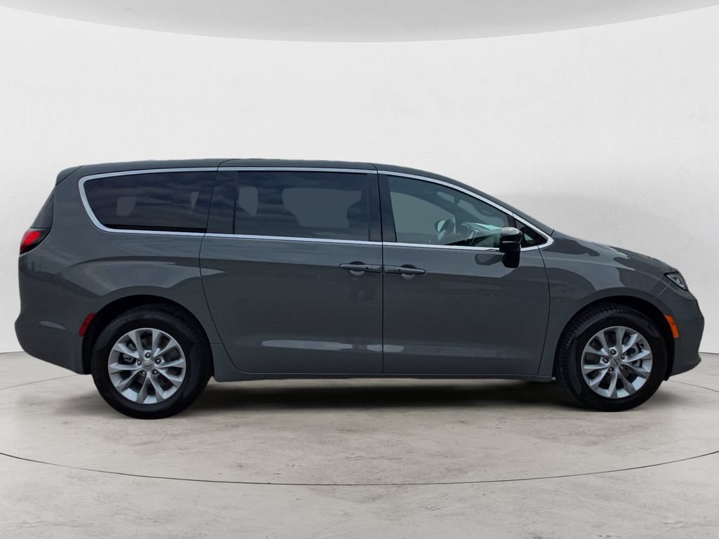 Used 2025 Chrysler Pacifica Select AWD/4WD image 4