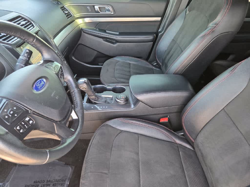 Used 2018 Ford Explorer XLT w/ Equipment Group 202A AWD/4WD image 8