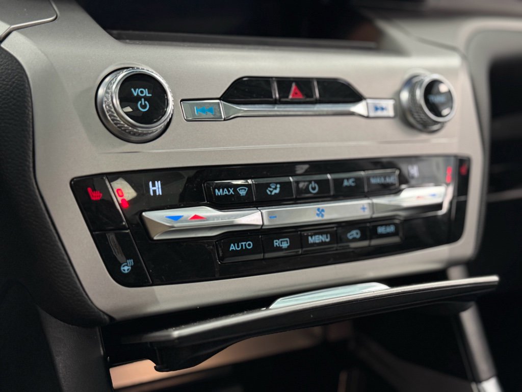 Used 2021 Ford Explorer XLT w/ Equipment Group 202A image 26