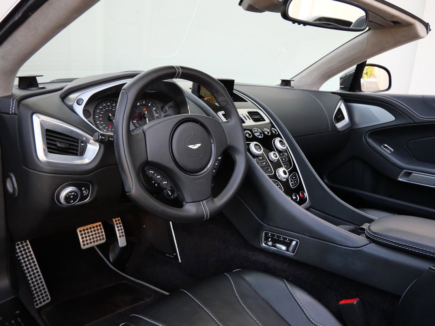 Used 2014 Aston Martin Vanquish Volante RWD image 3