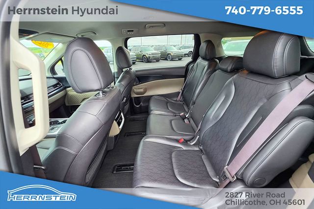 Used 2025 Kia Carnival FWD image 23