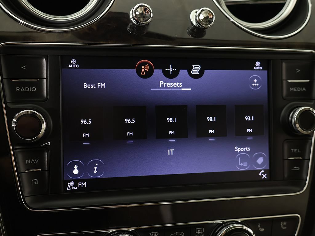 Used 2020 Bentley Bentayga Plug-In Hybrid AWD/4WD image 57
