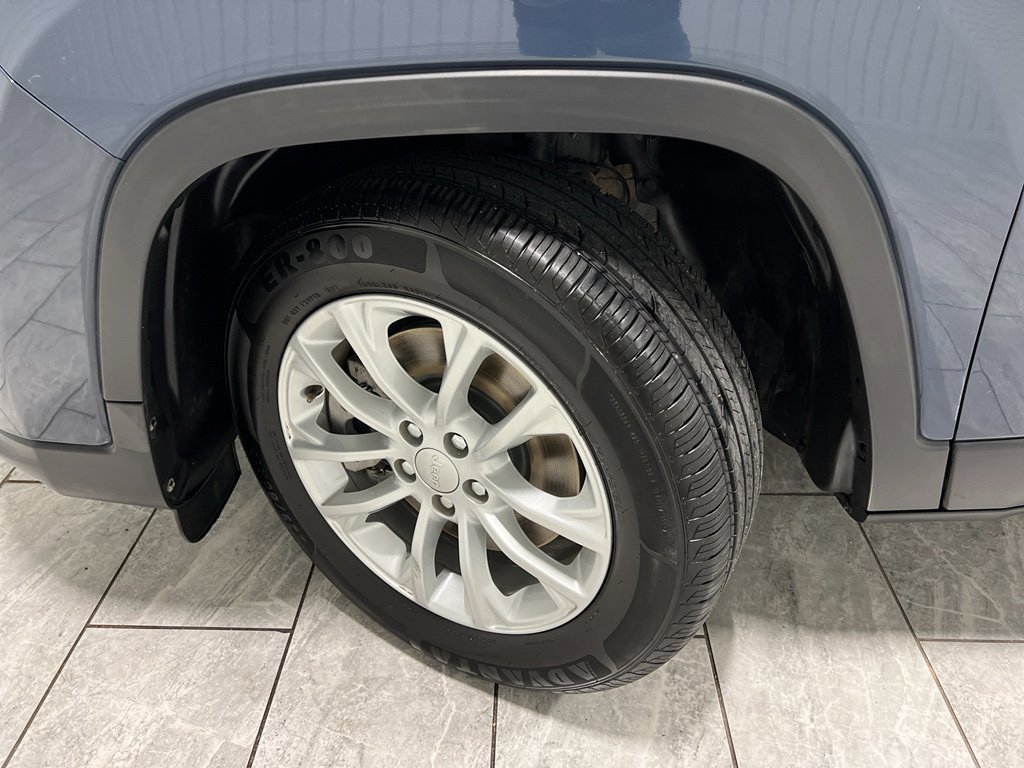 Used 2021 Jeep Cherokee Latitude w/ Mopar Interior Package image 32