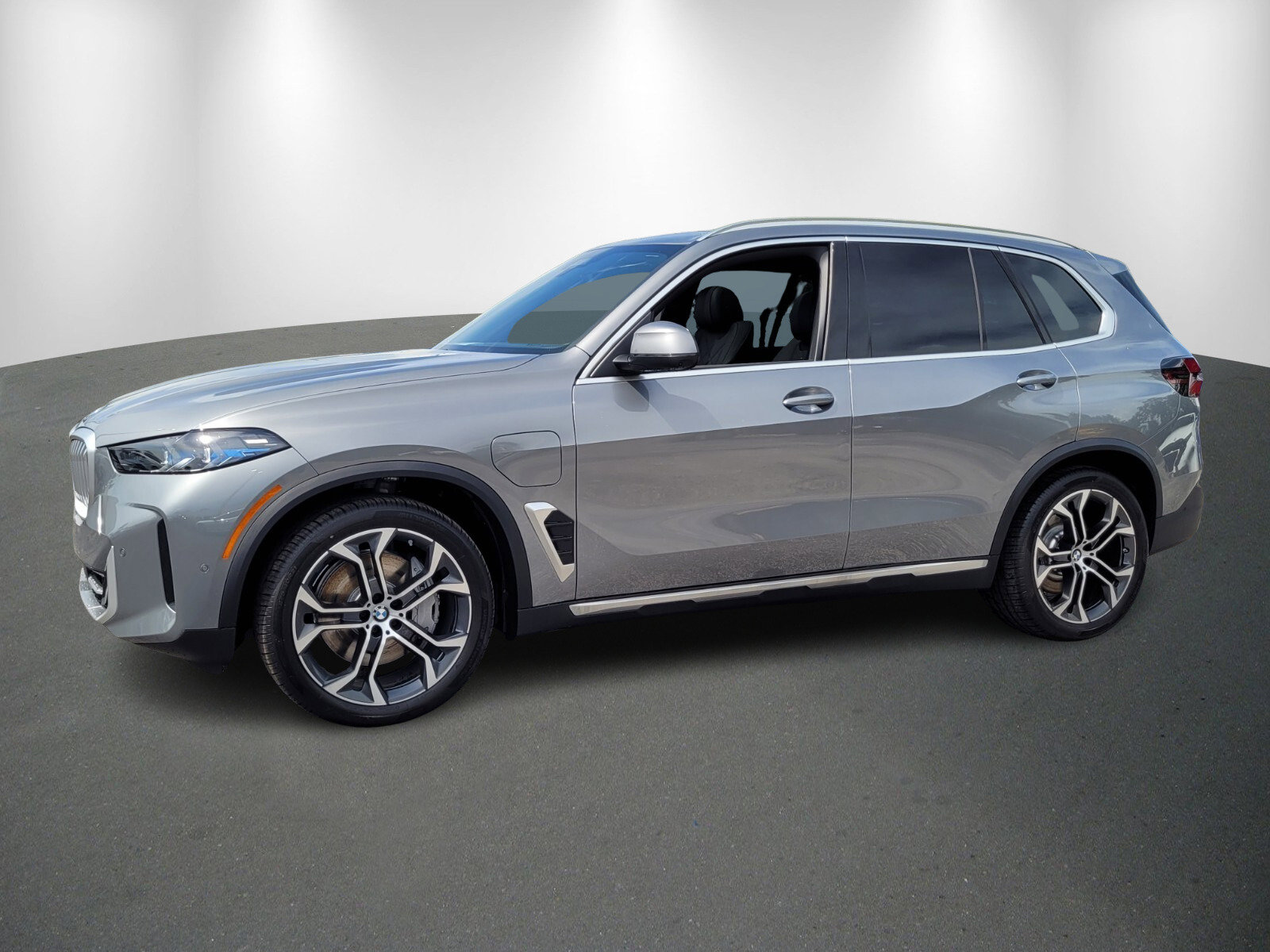 Used 2026 BMW X5 xDrive50e image 3