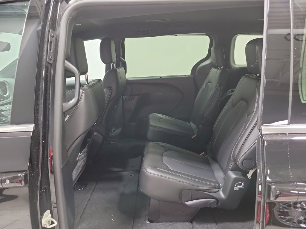 New 2026 Chrysler Pacifica Select image 13