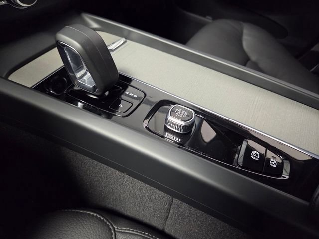 Certified 2025 Volvo XC60 B5 Plus image 34