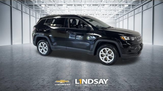 Used 2025 Jeep Compass Latitude AWD/4WD image 3