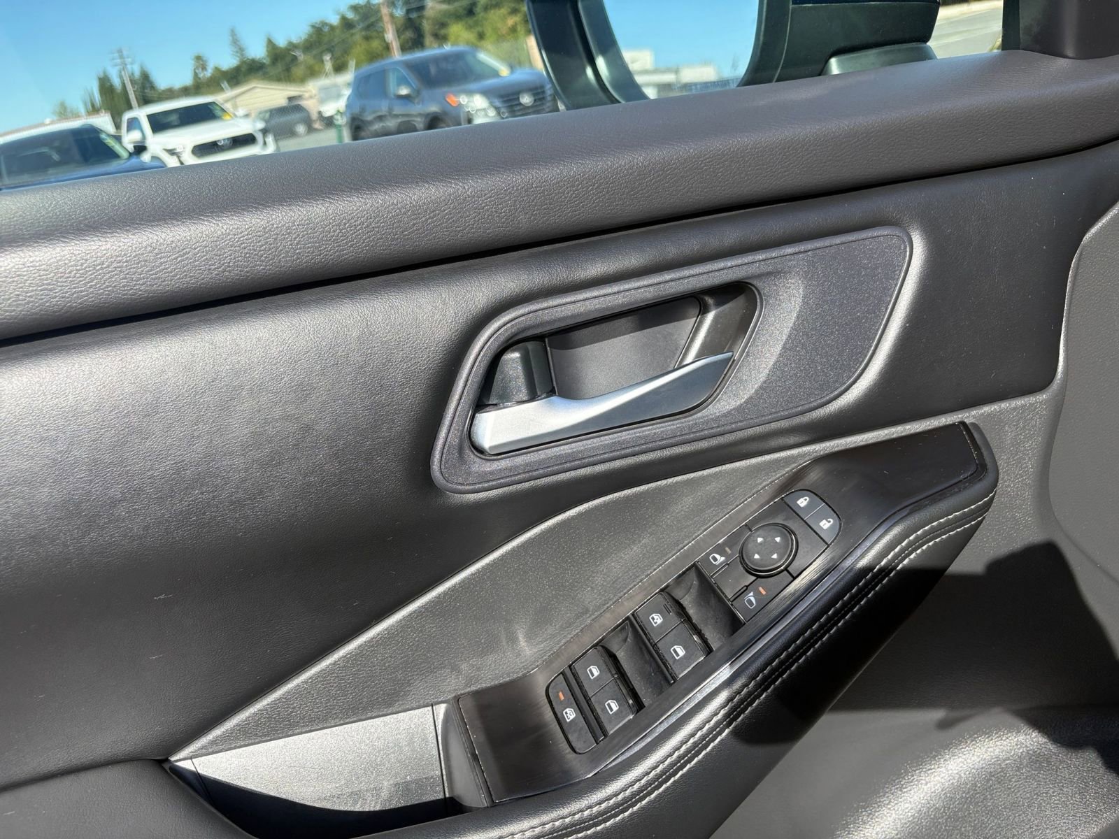 Used 2025 Nissan Rogue SV image 18