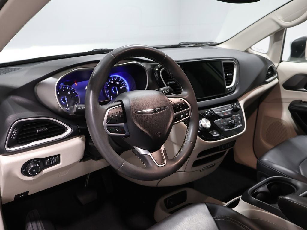 Used 2023 Chrysler Pacifica Touring-L image 16