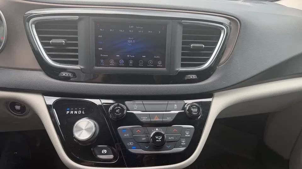Used 2020 Chrysler Voyager Lxi FWD image 7