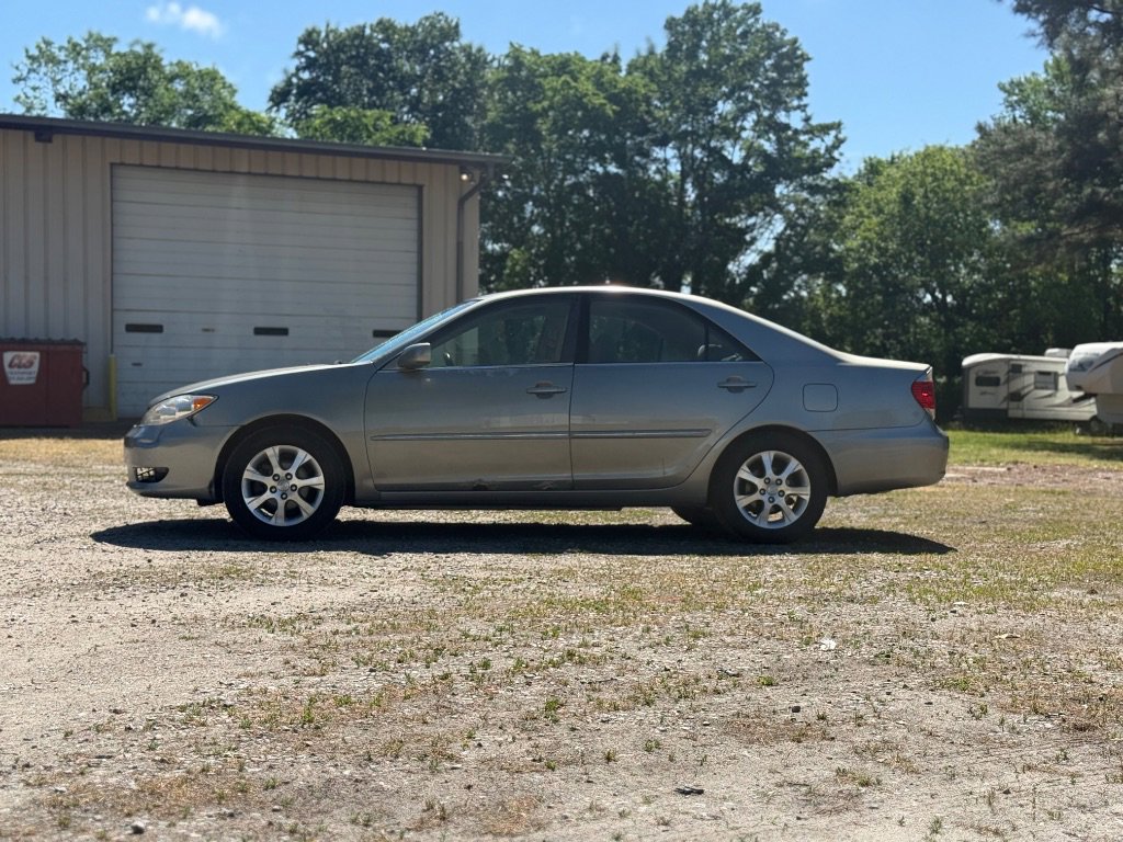 Used 2005 Toyota Camry XLE FWD image 2