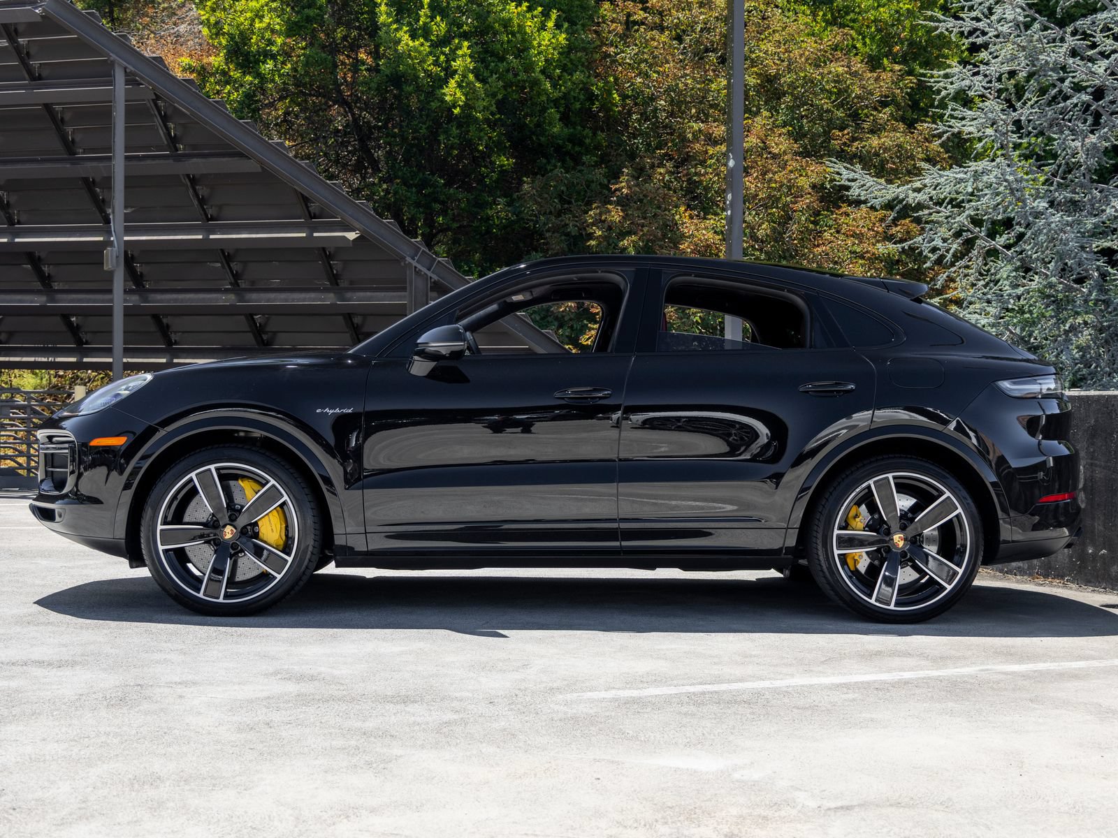 Certified 2022 Porsche Cayenne Turbo S AWD/4WD image 2