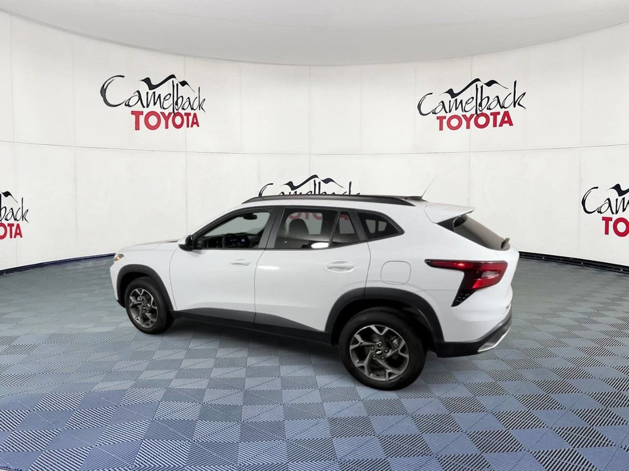 Used 2025 Chevrolet Trax LT FWD image 8
